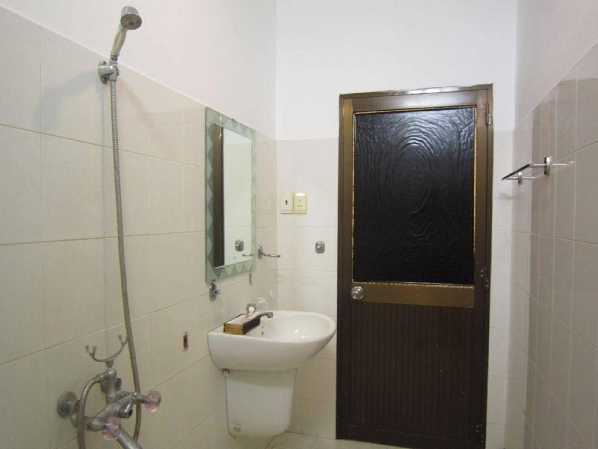 Отель Reddoorz @ Pham Ngu Lao Street 3 Хошимин Экстерьер фото