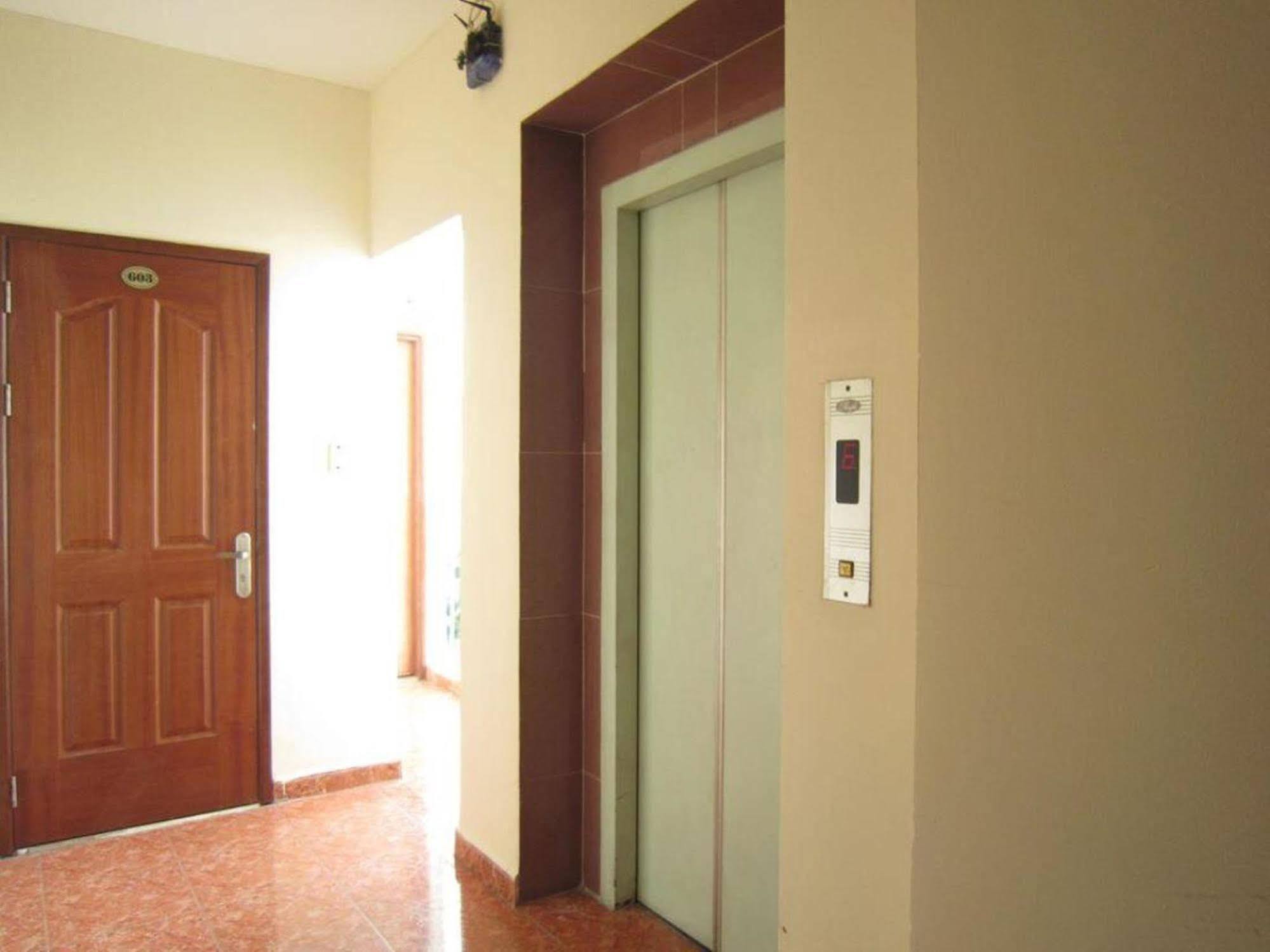 Отель Reddoorz @ Pham Ngu Lao Street 3 Хошимин Экстерьер фото