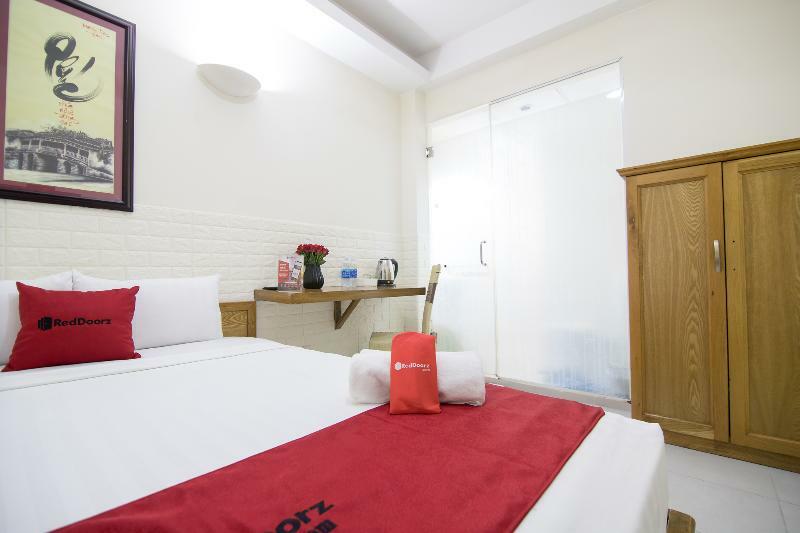 Отель Reddoorz @ Pham Ngu Lao Street 3 Хошимин Экстерьер фото