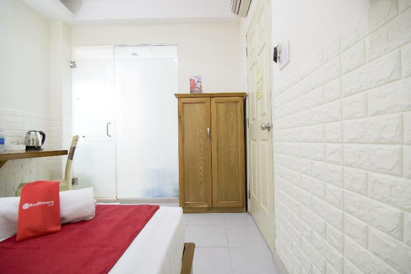 Отель Reddoorz @ Pham Ngu Lao Street 3 Хошимин Экстерьер фото