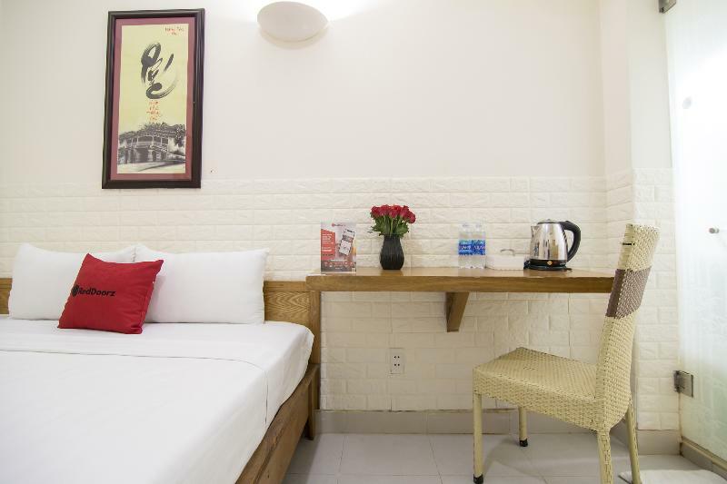 Отель Reddoorz @ Pham Ngu Lao Street 3 Хошимин Экстерьер фото