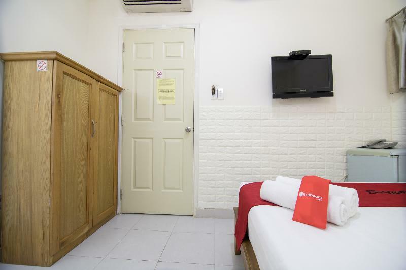 Отель Reddoorz @ Pham Ngu Lao Street 3 Хошимин Экстерьер фото