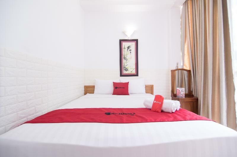 Отель Reddoorz @ Pham Ngu Lao Street 3 Хошимин Экстерьер фото