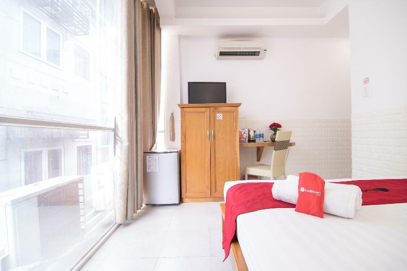 Отель Reddoorz @ Pham Ngu Lao Street 3 Хошимин Экстерьер фото