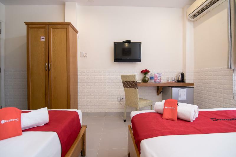Отель Reddoorz @ Pham Ngu Lao Street 3 Хошимин Экстерьер фото