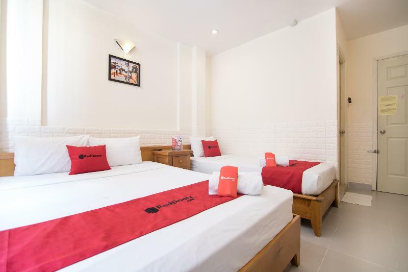 Отель Reddoorz @ Pham Ngu Lao Street 3 Хошимин Экстерьер фото