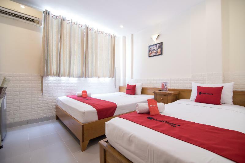 Отель Reddoorz @ Pham Ngu Lao Street 3 Хошимин Экстерьер фото