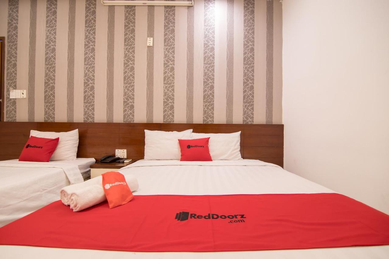 Отель Reddoorz @ Pham Ngu Lao Street 3 Хошимин Экстерьер фото