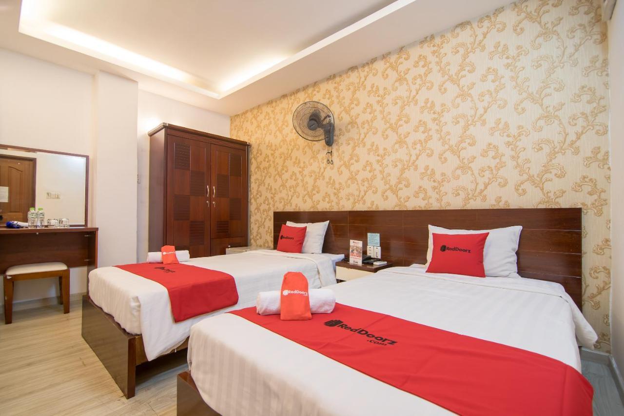 Отель Reddoorz @ Pham Ngu Lao Street 3 Хошимин Экстерьер фото