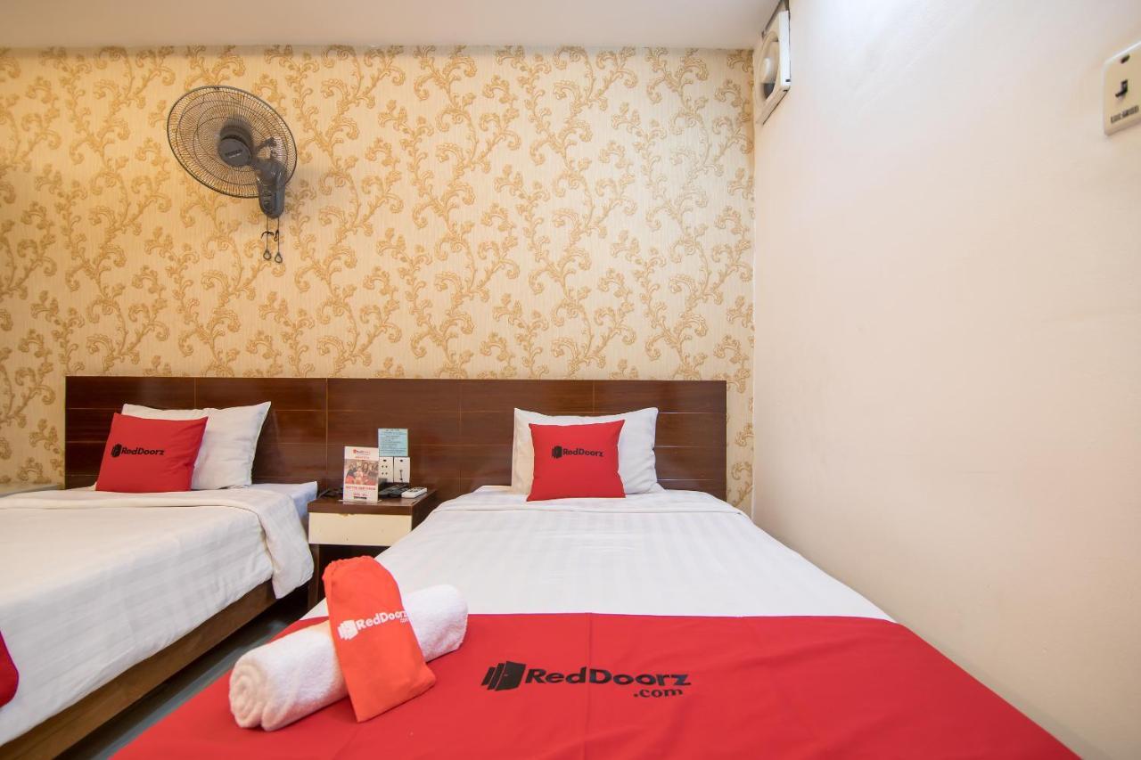 Отель Reddoorz @ Pham Ngu Lao Street 3 Хошимин Экстерьер фото
