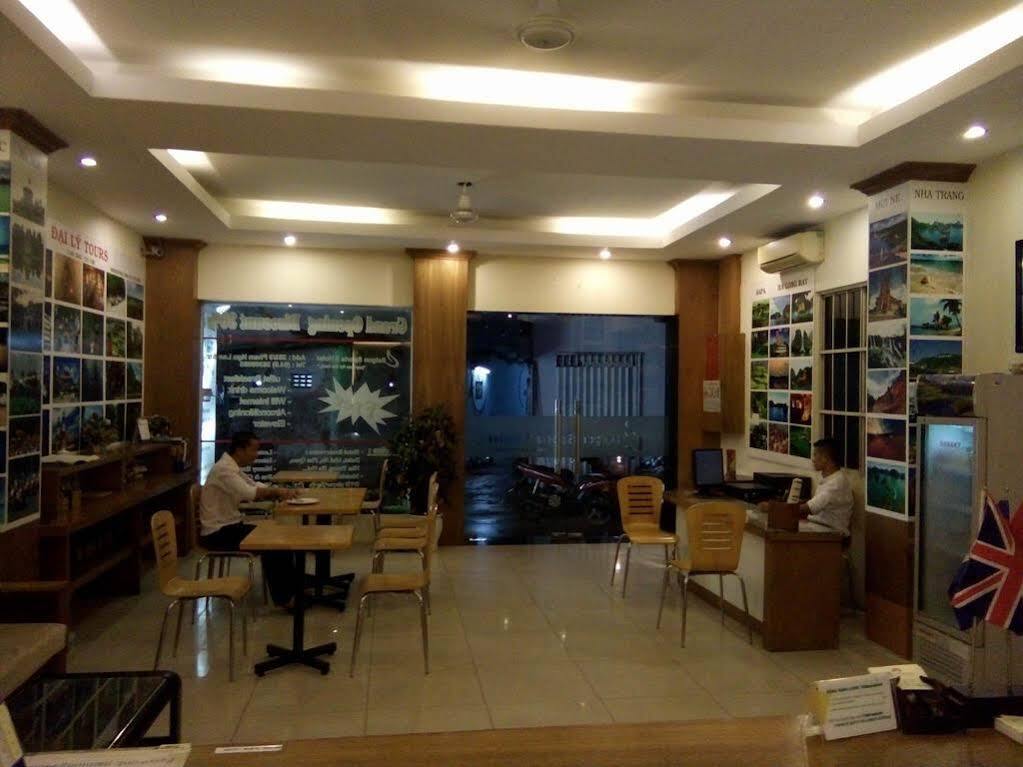 Отель Reddoorz @ Pham Ngu Lao Street 3 Хошимин Экстерьер фото